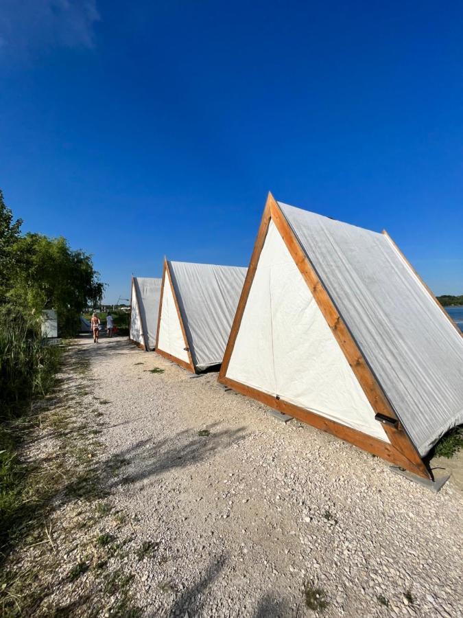 Lupa Tent Budakalasz Bagian luar foto
