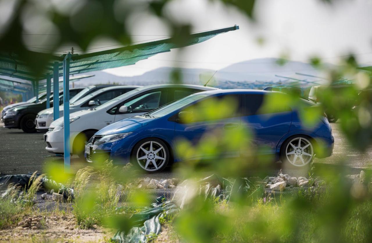 Lupa Tent Budakalasz Bagian luar foto